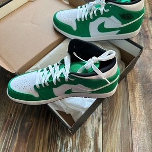 Air Jordan 1 mid: brand new, never worn, box included